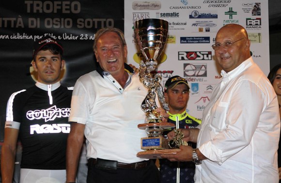 Beppe Colleoni, Sponsor Team Colpack, riceve il Trofeo Citta^ di Osio Sotto (Foto Berry)